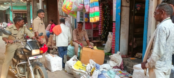 छापेमारी के दौरान जब्त करते अवैध पटाखे