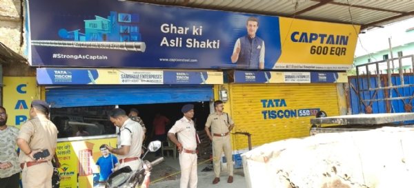 जांच करते पुलिस