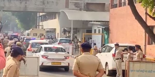 पीजीआई चंडीगढ़ में पाेस्टमार्टम हाउस के बाहर माैजूद पुलिस व आला अधिकारी
