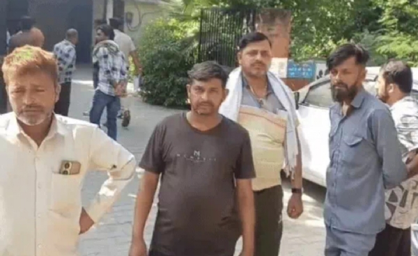सिविल अस्पताल में मृतक छात्र मयंक का पोस्टमार्टम कराने पहुंचे परिजन।