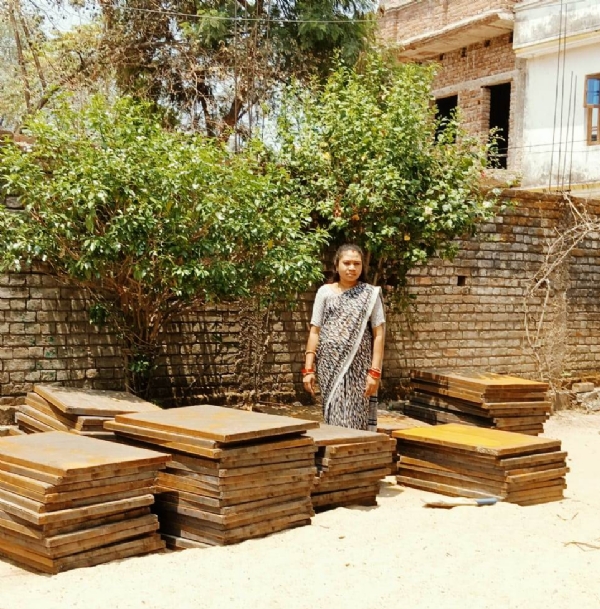 बिर्रा गांव की रश्मि ने बदली अपनी तकदीर, अब 20 हजार महीने की कमाई से बनी आत्मनिर्भर महिला उद्यमी