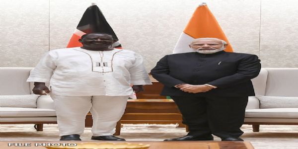 प्रधानमंत्री नरेन्द्र मोदी और केन्या के पूर्व प्रधानमंत्री रैला ओडिंगा (फाइल फोटो)