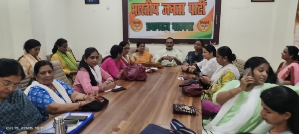 प्रयागराज भाजपा महानगर कार्यालय में महिला मोर्चा की बैठक को संबोधित करते हुए महानगर अध्यक्ष संजय गुप्ता का छाया चित्र