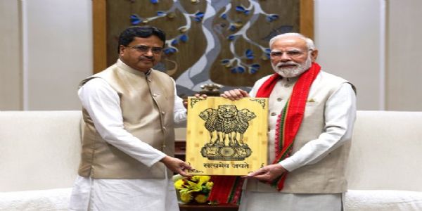 त्रिपुरा के मुख्यमंत्री डॉ. माणिक साहा बुधवार को यहां प्रधानमंत्री नरेन्द्र मोदी से मुलाकात के दौरान