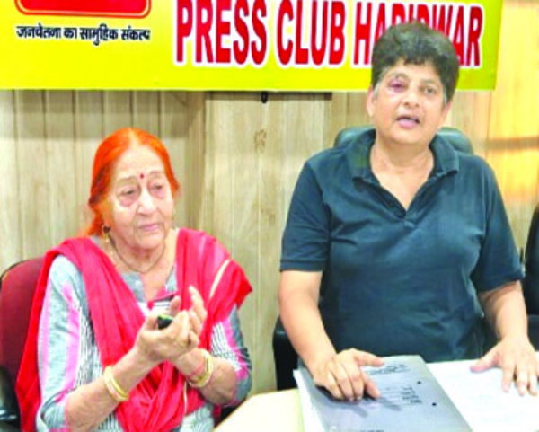 फाईल फोटो, पत्रकार वार्ता करते हुए