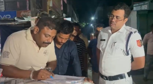 गिरफ्तार युवक से पूछताछ करती पुलिस गिरफ्तार युवक से पूछताछ करती पुलिस