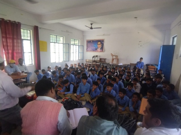 फोटो-16 एनटीएच 21-प्रतापनगर ब्लाक के जीआईसी देवताधार में आपदा प्रबंधन विभाग के कार्मिक छात्रों व स्टाफ को आपदा को लेकर प्रशिक्षण देते हुए