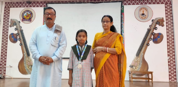 कनक को सम्मानित करते प्रधानाध्यापक