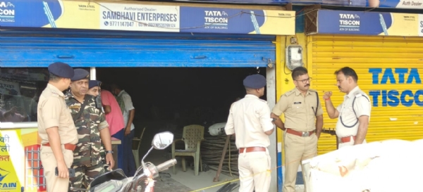 घटनास्थल पर पुलिस जांच पड़ताल करते