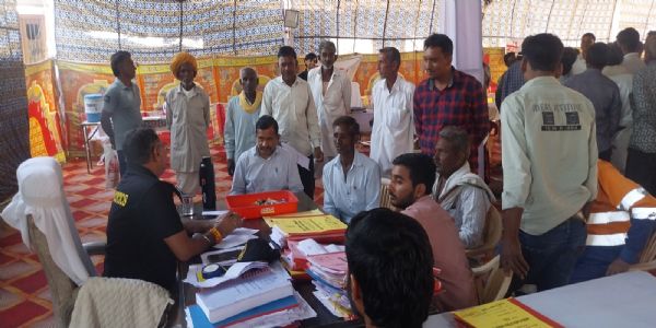 चित्तौड़गढ़ जिला मुख्यालय स्थित नारकोटिक्स कार्यालय में किसानों से बात करते अधिकारी।