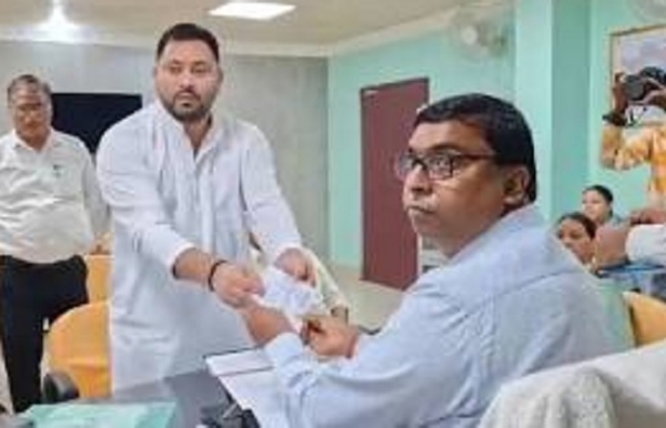 तेजस्वी यादव नामांकन दाखिल करते हुए