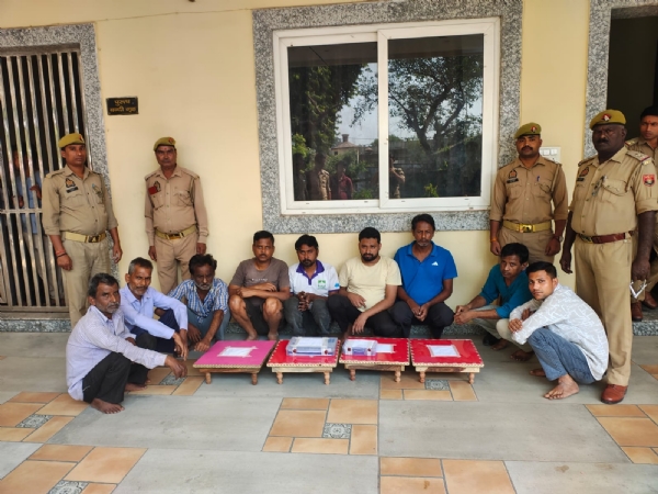 गंगापुर में सट्टे के अड्डे पर छापेमारी के दौरान पकड़े गए आरोपी और बरामद सामान के साथ बारादरी थाने की पुलिस टीम।