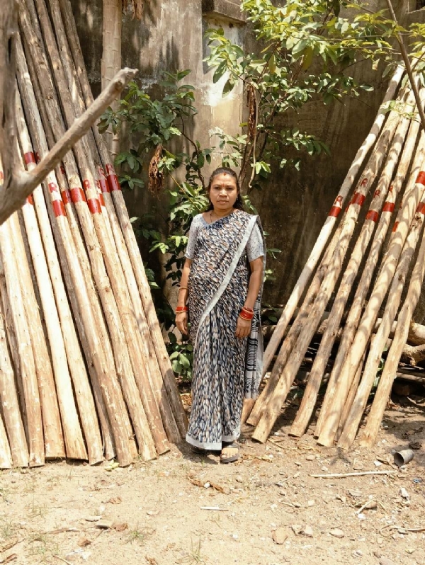 बिर्रा गांव की रश्मि ने बदली अपनी तकदीर, अब 20 हजार महीने की कमाई से बनी आत्मनिर्भर महिला उद्यमी