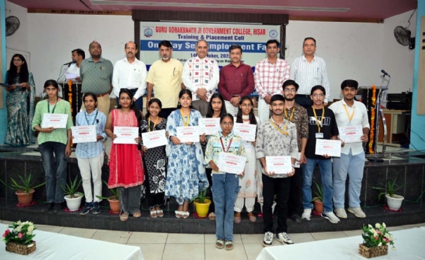 मेले के समापन पर प्रतिभागितयों व कॉलेज स्टाफ के साथ मुख्य अतिथि।