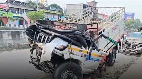 असमः मोरीगांव जिलांतर्गत जागीरोड में हुए सड़क हादसे में क्षतिग्रस्त पिकपअप ट्रक का दृश्य