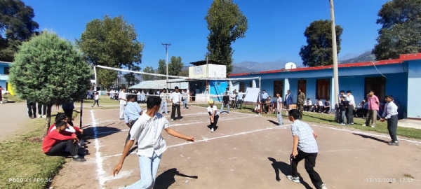 खेल प्रति्याेगिता में भाग लेते छातर्