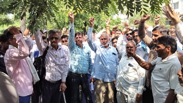 विभिन्न मांगों को लेकर दिव्यांग कर्मचारियों ने दिया सांकेतिक धरना