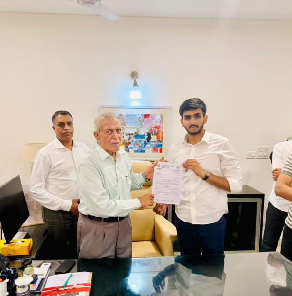 दिल्ली विश्वविद्यालय छात्रसंघ अध्यक्ष आर्यन मान ज्ञापन सौंपते हुए। दिल्ली विश्वविद्यालय छात्रसंघ अध्यक्ष आर्यन मान ज्ञापन सौंपते हुए।