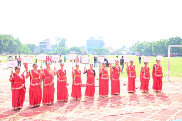 कार्यक्रम से पहले नृत्य प्रस्तुत करती लड़कियां कार्यक्रम से पहले नृत्य प्रस्तुत करती लड़कियां