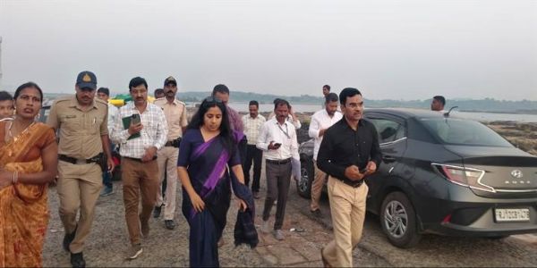 खरगोनः संभागायुक्त डॉ. सुदाम खाड़े ने महेश्वर में किया मां नर्मदा का पूजन-अर्चन