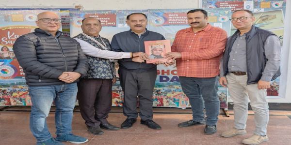 महंत रोहित शास्त्री ने संस्कृति विभाग के प्रधान सचिव बृज मोहन शर्मा को भेंट किया उपराज्यपाल पर प्रकाशित अभिनंदन ग्रंथ