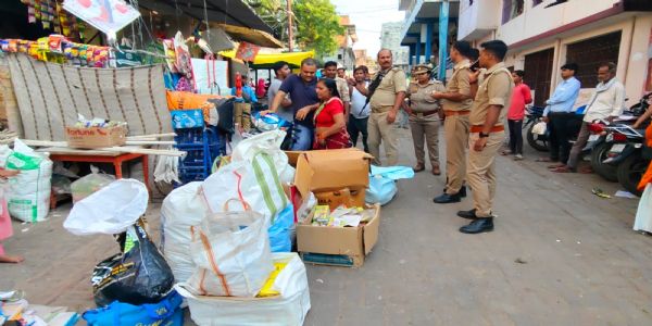 सुलतानपुर में विस्फोट के बाद पुलिस प्रशासन ने शहर से पकड़ा लाखों रुपए का अवैध पटाखा