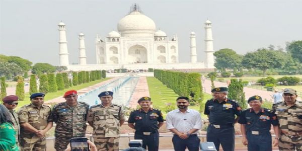 संयुक्त राष्ट्र संघ के 32 सैन्य मित्र देशों के सेना अध्यक्ष और अधिकारियों ने सपरिवार देखा ताजमहल