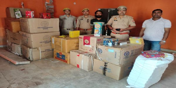 डेढ़ लाख रुपए के अवैध पटाखों के साथ पुलिस ने युवक को किया गिरफ्तार