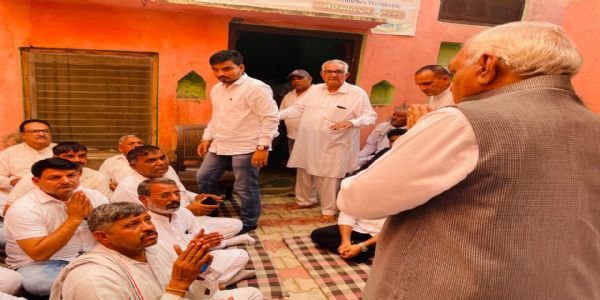 राेहतक में एएसआई की माैत पर शाेक जताने पहुंचे हुड्डा व अभय चाैटाला