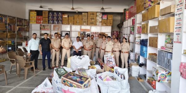 बरेली : घनी आबादी में छिपा मिला एक टन पटाखों का जखीरा