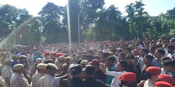 जुबीन प्रेमियों का प्रदर्शन हुआ हिंसक, बाक्सा में बीएनएसएस की धारा 163 लागू