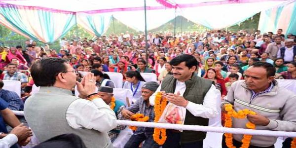 मुख्यमंत्री के स्वागत में पारंपरिक वेशभूषा में महिलाओं ने बरसाए पुष्प