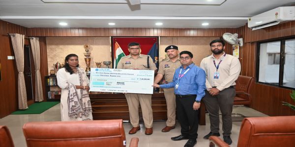कोरबा : एसबीआई पुलिस सैलरी पैकेज योजना के तहत दिवंगत आरक्षक के परिवार को मिला एक करोड़ रुपये का बीमा लाभ