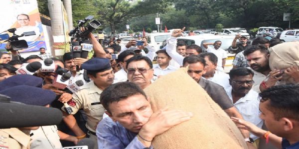 केन्द्रीय मंत्री शिवराज सिंह के निवास पर कांग्रेस का प्रदर्शन, जीतू पटवारी के खिलाफ एफआईआर