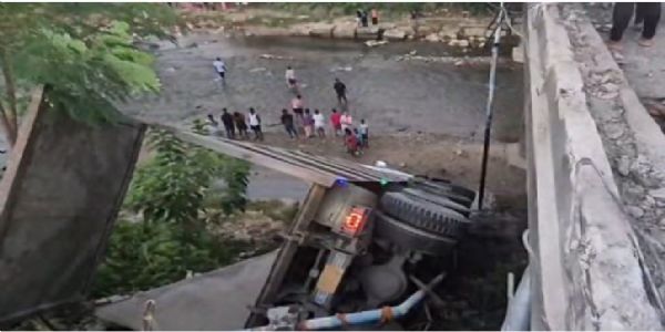 रेलिंग तोड़कर मालवाहक डंपर लटका