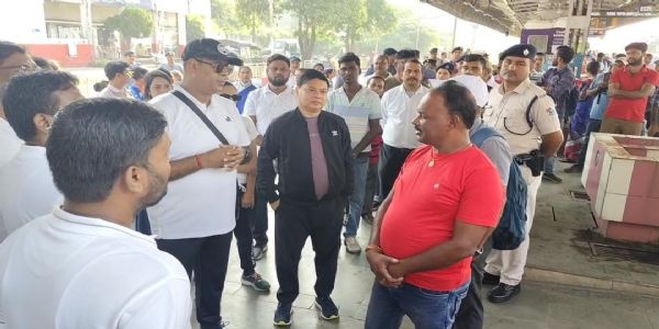 वॉकथॉन के माध्यम से रेल यात्रियों को किया गया जागरूक