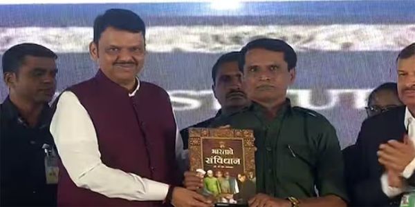 फोटो: गढ़चिरौली जिले में मुख्यमंत्री देवेंद्र फडणवीस के समक्ष आत्मसमर्पण करते नक्सलवादी