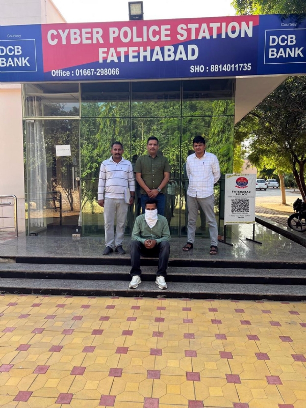 फतेहाबाद। पुलिस गिरफ्त में आरोपी युवक।