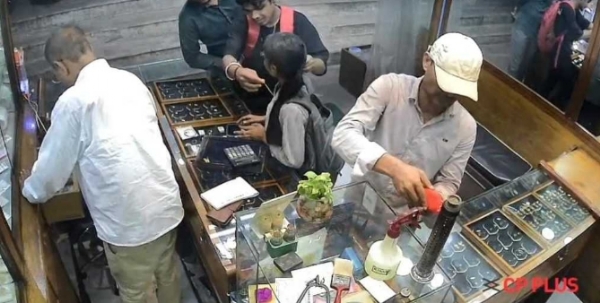 सीसीटीवी कैमरे में कैद ठग