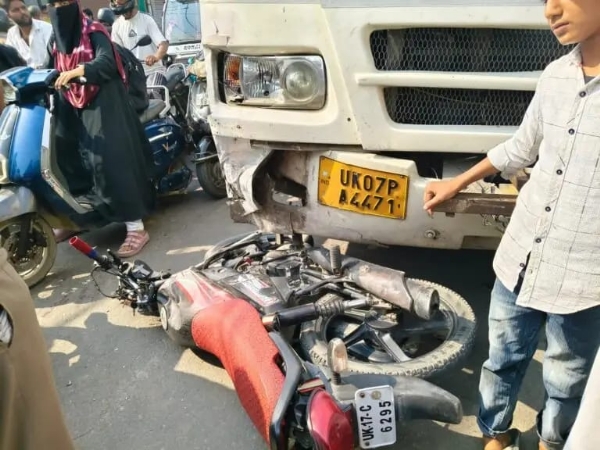 भिड़ंतमें शामिल बस व मोटरसाइकिल