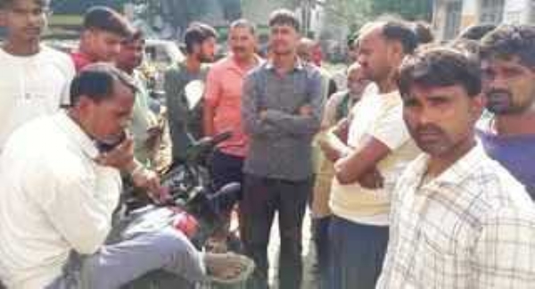 अस्पताल के बाहर खड़े परिजन अस्पताल के बाहर खड़े परिजन