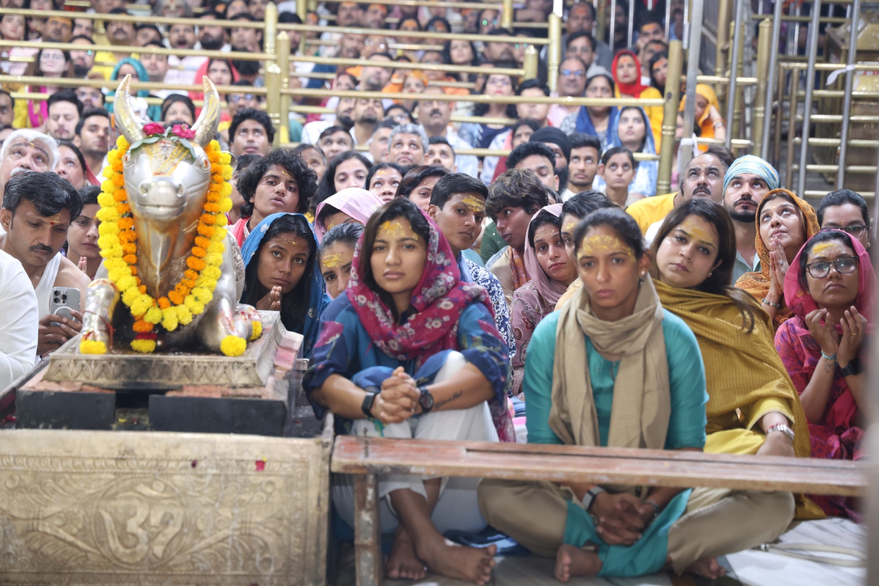 भारतीय महिला क्रिकेट टीम के खिलाड़ियों एवं कोचिंग सदस्यों ने किए भगवान  महाकालेश्वर  के भस्म आरती दर्शन