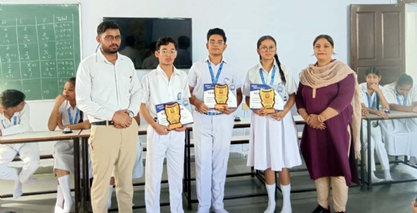 क्विज प्रतियोगिता में प्रथम आने वाली टीम के सदस्य रीतिका, राघव व रुद्राक्ष पुरस्कार ग्रहण करते हुए।