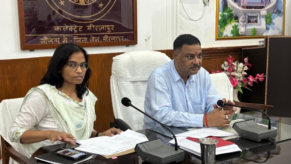 कलेक्ट्रेट सभागार में हर घर नल से जल योजना’ की समीक्षा करते डीएम पवन कुमार गंगवार कलेक्ट्रेट सभागार में हर घर नल से जल योजना’ की समीक्षा करते डीएम पवन कुमार गंगवार