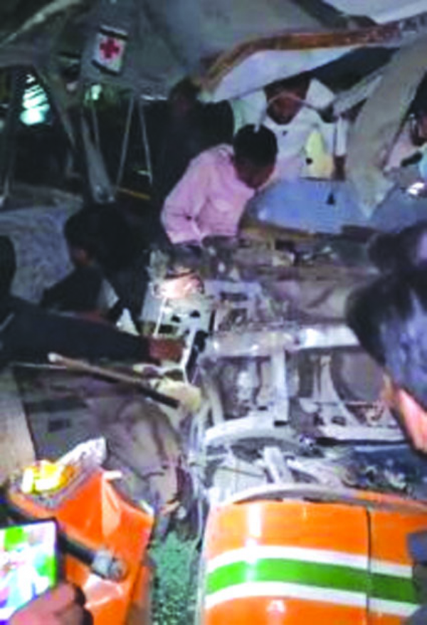 बस में फंसे डईवर को निकालते हुए