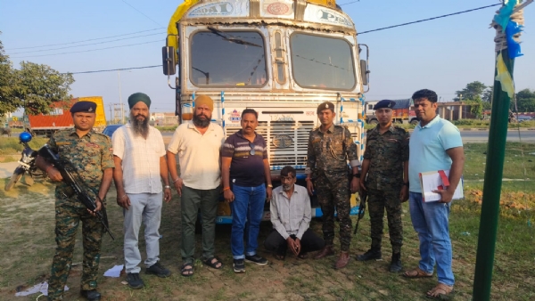 फर्जी नंबर प्लेट लगे पकड़े गये ट्रक के साथ पुलिस टीम