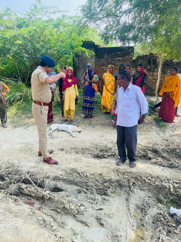 घटनास्थल पहुंचकर जानकारी लेते पुलिस उपायुक्त पश्चिम कपिल देव सिंह का छायाचित्र