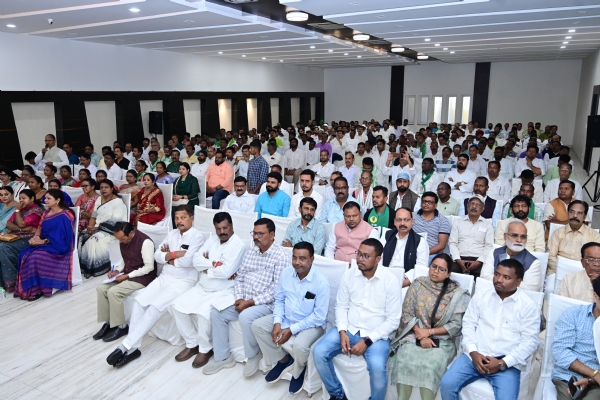 बैठक में उपस्थित सदस्य बैठक में उपस्थित सदस्य