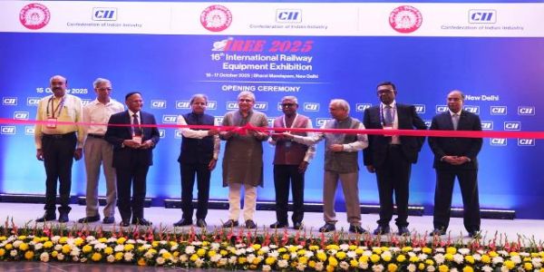 रेल मंत्री अश्विनी वैष्णव बुधवार को आईआरईई 2025 का उद्घाटन करते हुए