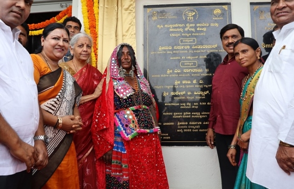 कोप्पल में किसान प्रशिक्षण एवं कृषि प्रसंस्करण केंद्र का उद्घाटन करते वित्‍त मंत्री
